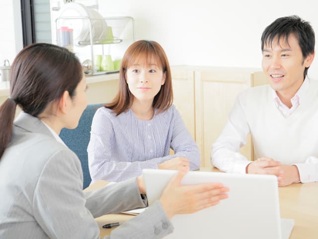 保険アドバイザーによるわかりやすい説明シーン